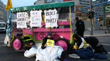 V Berlíně si demonstranti přivezli alegorické vozy, kterými zatarasili cestu u Postupimského náměstí