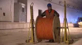 Dělníci musí položit kilometry kabelů