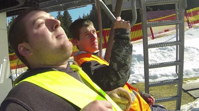 Nahoru musí dělníci jezdit lanovkou