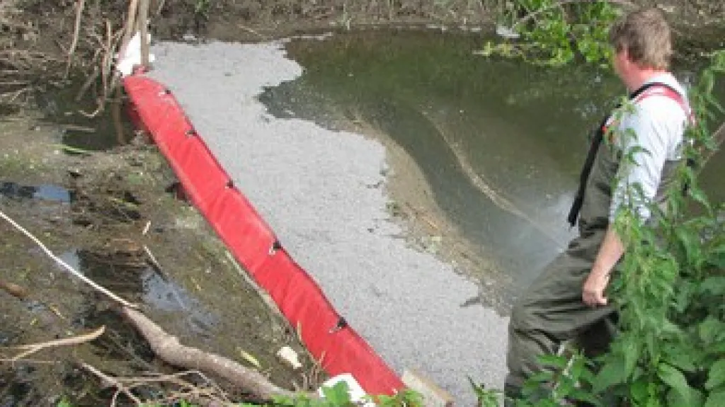 Nafta z havarovaného kamionu unikla do Kučerovského potoka