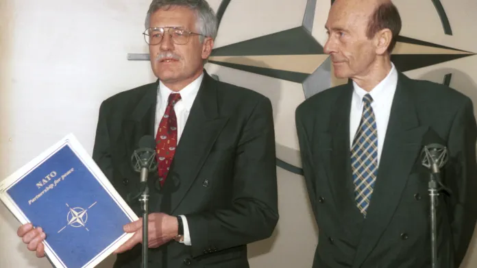 Premiér Václav Klaus a generální tajemník NATO Manfred Wörner po podepsání Partnerství pro mír