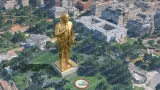 Falešná zlatá socha Donalda Trumpa ve Washingtonu