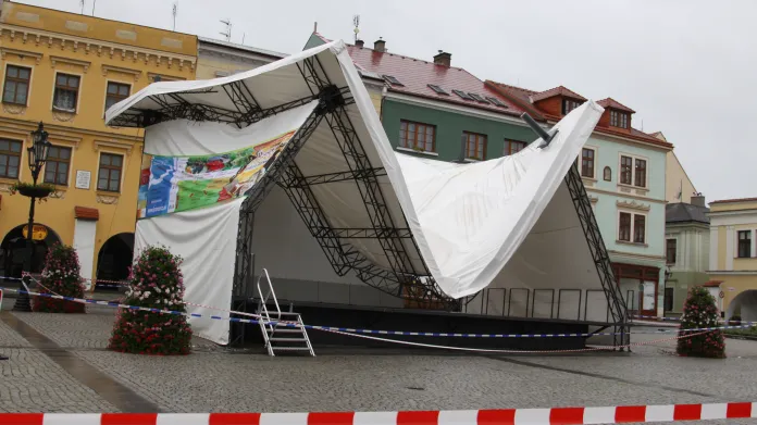 Déšť poškodil střechu pódia v Kroměříži