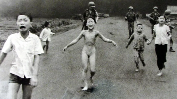 Výstava Kontroverze, Galerie Rudolfinum / Nick Ut / Dívka z Trang Bang (Vietnam, 1972)