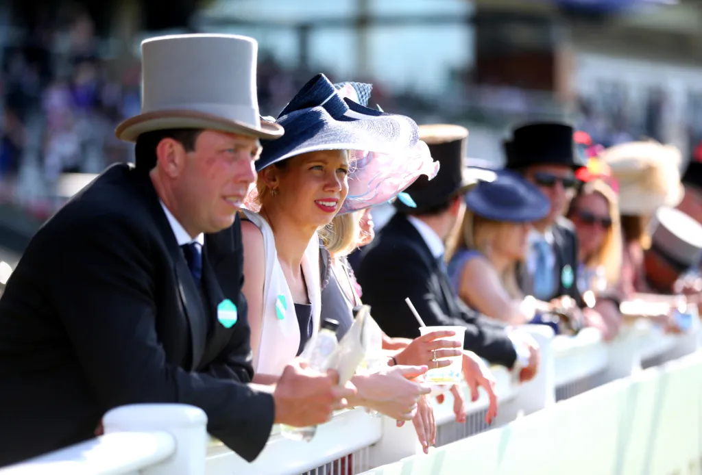 Během zahajovacího dne koňských dostihů Royal Ascot dorazila tradičně i královská rodina