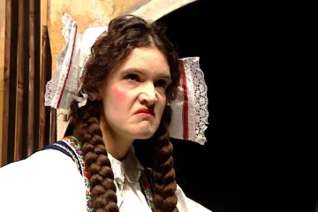 Zaprodaná nevěsta? Studenti DAMU slavnou operu protáhli dějinami