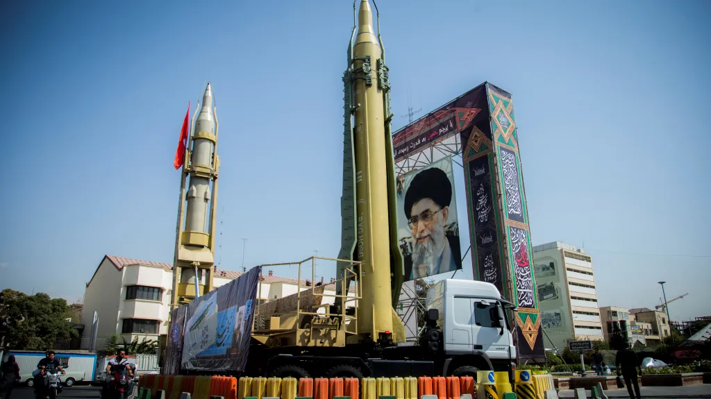 Instalace v Teheránu s raketami a portrétem ajatolláha Chameneího