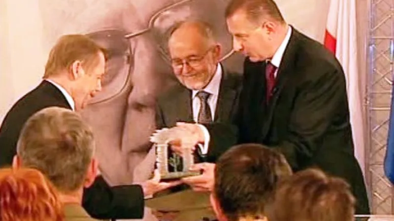 Václav Havel přebírá cenu