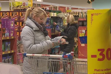 Plná parkoviště u supermarketů, fronty u pokladen. Lidé nakupují dárky i zásoby potravin