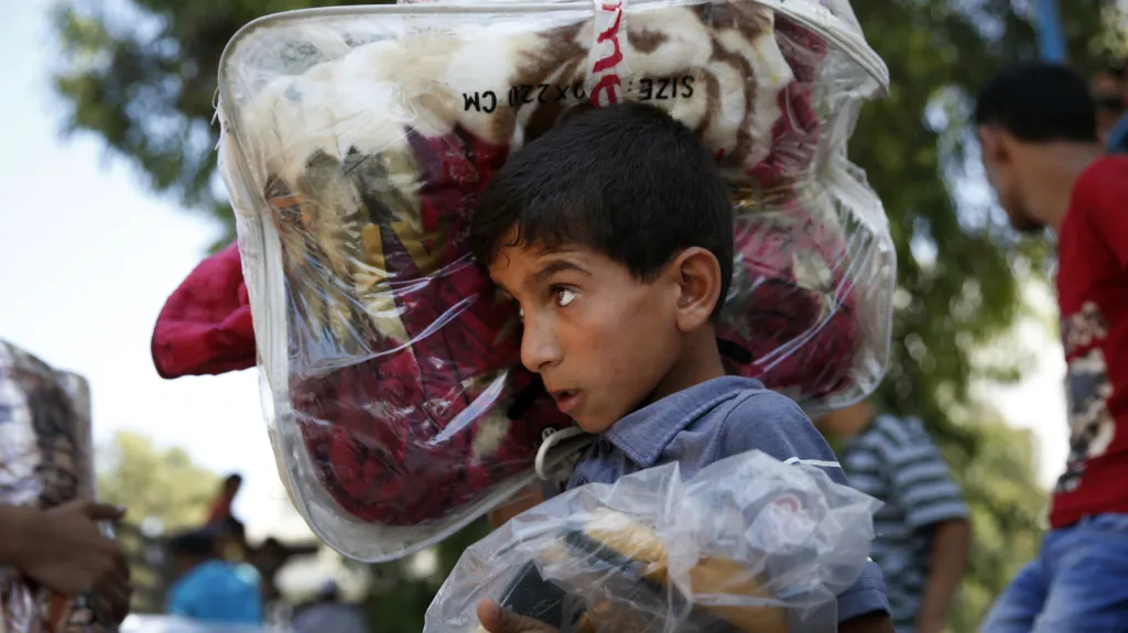 Palestinci opouštějí kvůli izraelskému ostřelování své domovy
