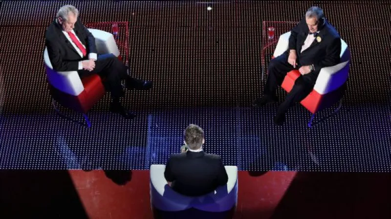 Jak na vládu? Schwarzenberg chce být nadstranický, Zeman kritický