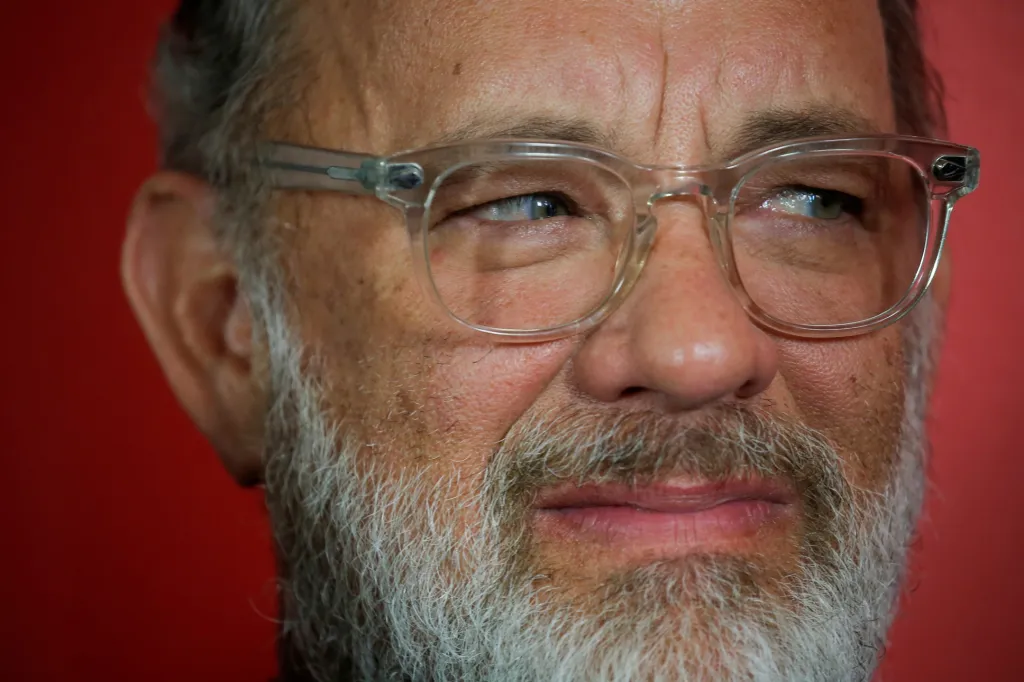 Americký herec Tom Hanks zachycený na newyorském promítání filmu A Beautiful Day in the Neighborhood, kde ztvárnil hlavní roli