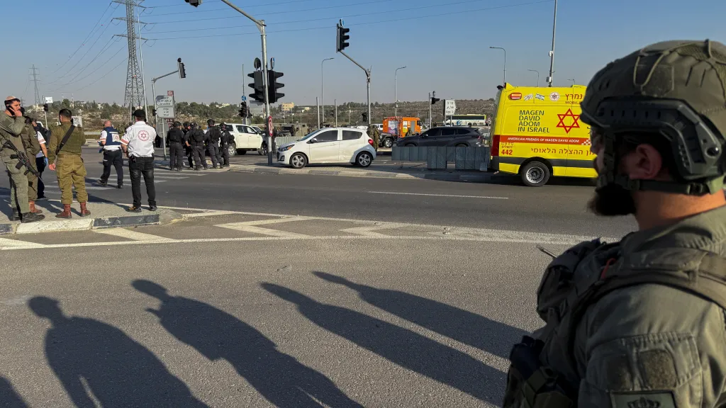 Izraelská armáda a záchranné složky na místě útoku na okupovaném Západním břehu Jordánu