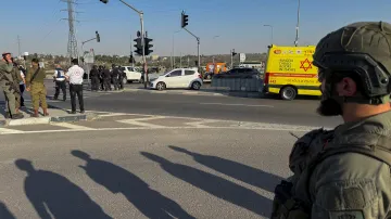 Izraelská armáda a záchranné složky na místě útoku na okupovaném Západním břehu Jordánu