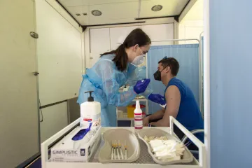 V pondělí přibylo 239 případů covidu, mírně stoupl počet hospitalizovaných