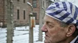 Bývalí vězni na vzpomínkové akci k 70. výročí osvobození tábora v Osvětimi