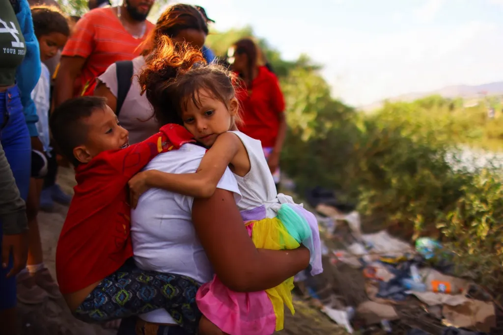 Pouští, řekou i po železnici. Imigranti překračují hranici za americkým snem