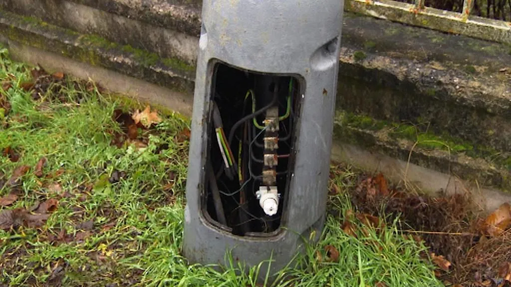 Zloději kradou kryty lamp