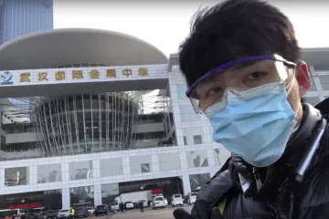 Státní a občanští novináři v Číně. První o koronaviru posílají optimistické zprávy, druzí záhadně mizí