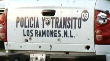 Rozstřílené policejní auto v Los Ramones