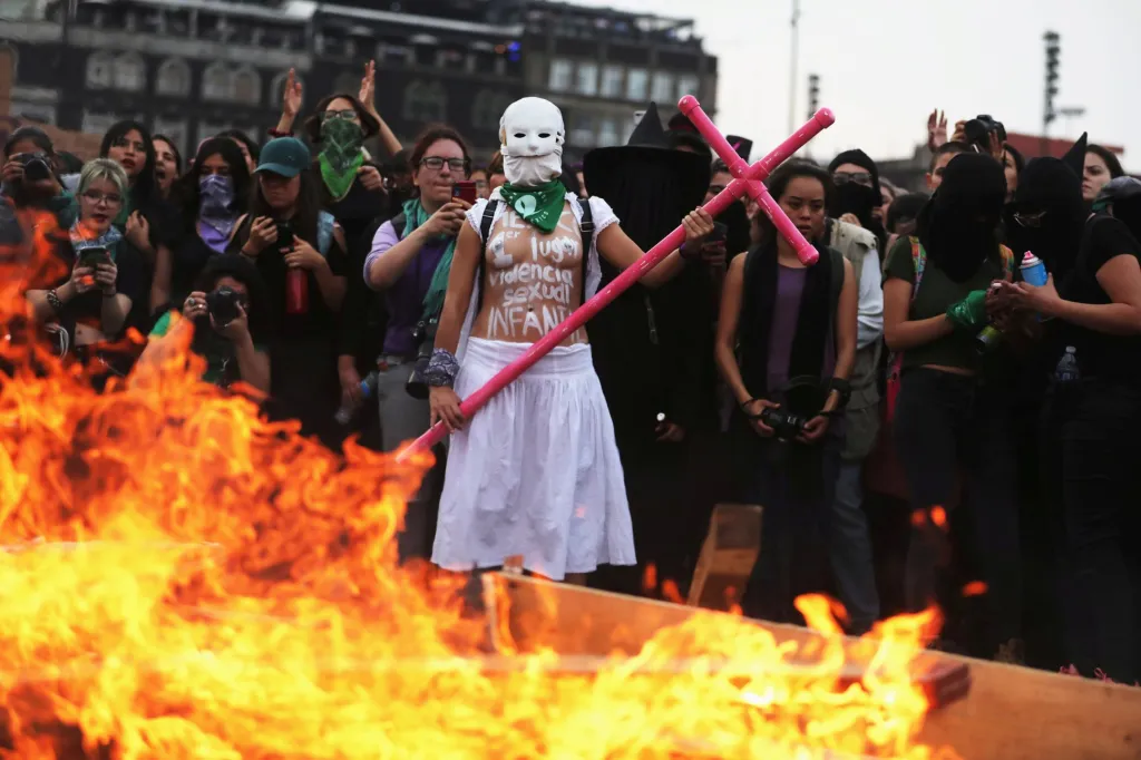 Ženy stojí u ohně na náměstí Zocalo během Mezinárodního dne žen v Mexico City v Mexiku. Ženská práva v Mexiku jsou potlačována a ženy demonstrovaly za jejich dodržování
