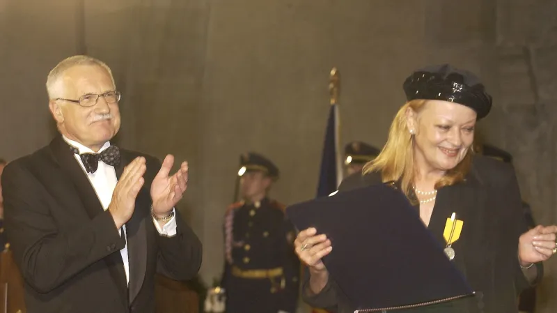Jana Brejchová přebírá Medaili Za zásluhy