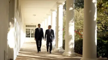 Barack Obama a George Bush v Bílém domě