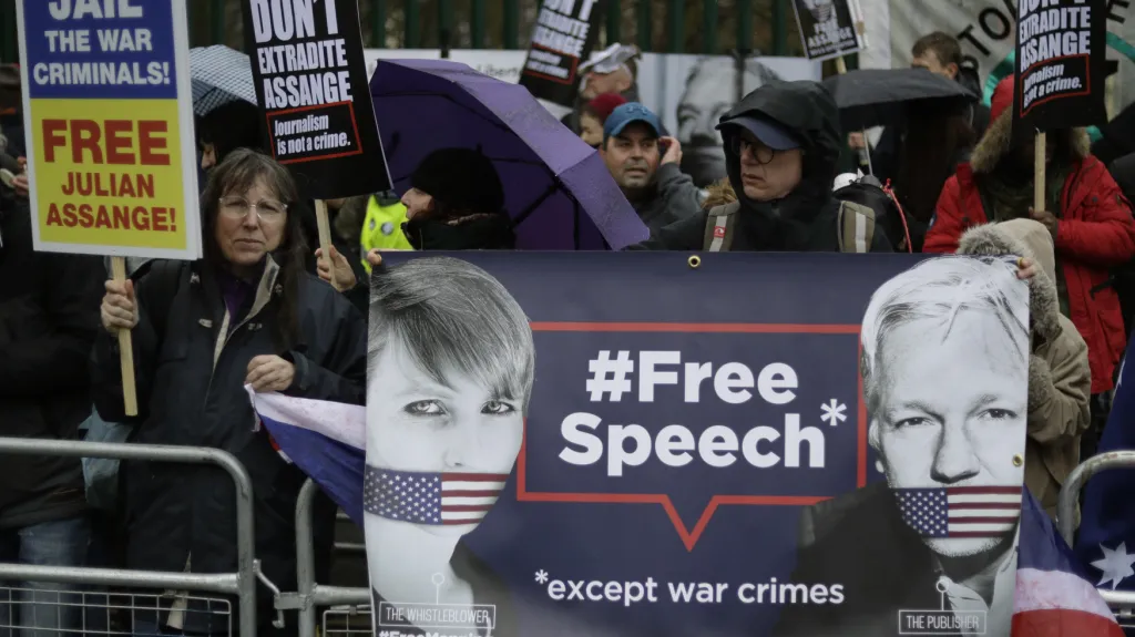 Lidé protestující proti vydání Assange do USA