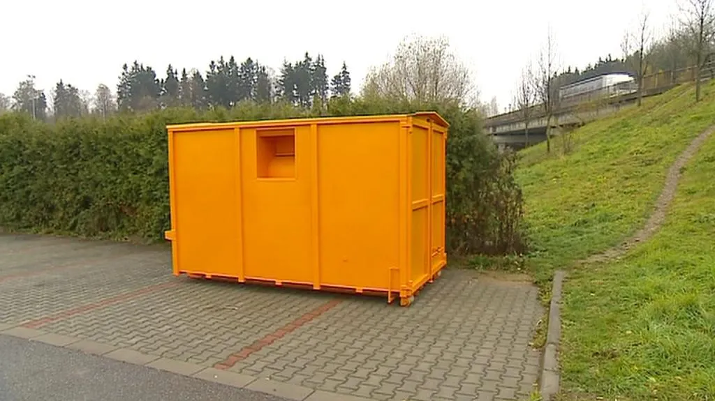 Oranžový kontejner na starý textil