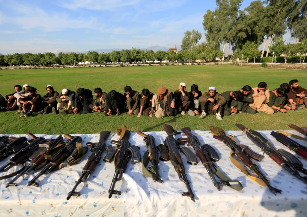 Bojovníci samozvaného Islámského státu, kteří se vzdali afghánské vládě, během ukázky pro média v Džalálábádu