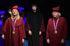Pěvkyně Kožená a dirigent Rattle obdrželi čestný doktorát Janáčkovy akademie múzických umění