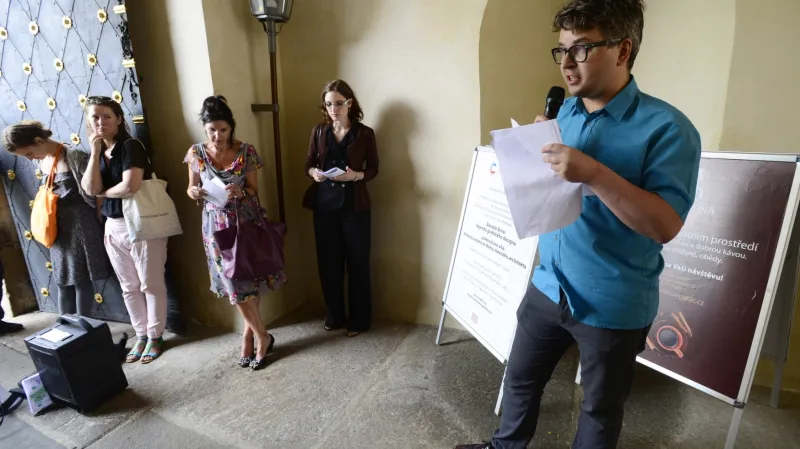 Pavel Karous na brífinku k podání stížnosti