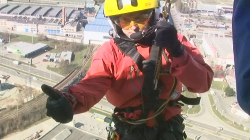 Záchranář se z vrtulníku spouští na střechu AZ Tower