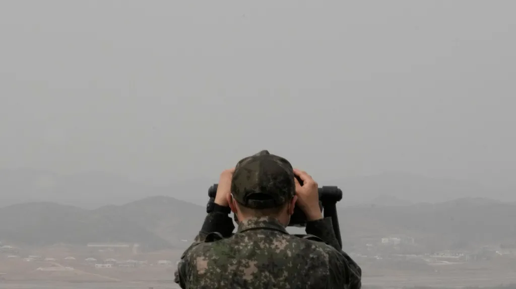 Voják jihokorejské armády hledí do Severní Koreje