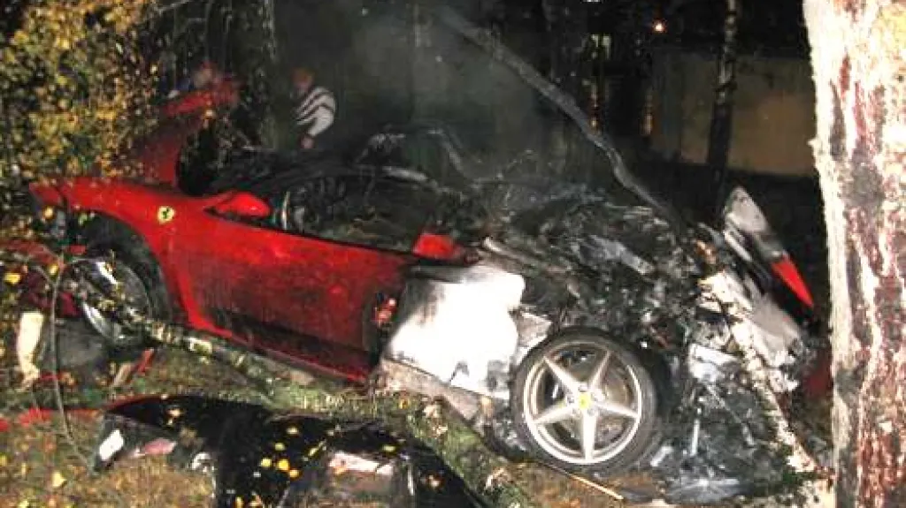 Auto po nárazu do stromu