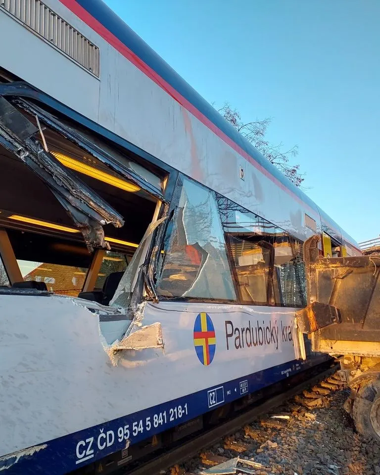 Na Orlickoústecku se srazil vlak s nákladním autem