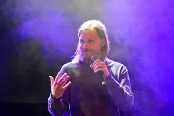Tomáš Niesner si došel katastrofou zasaženou Bečvou pro Vinylu. Cenu má i Mat213 a festival Pop Messe