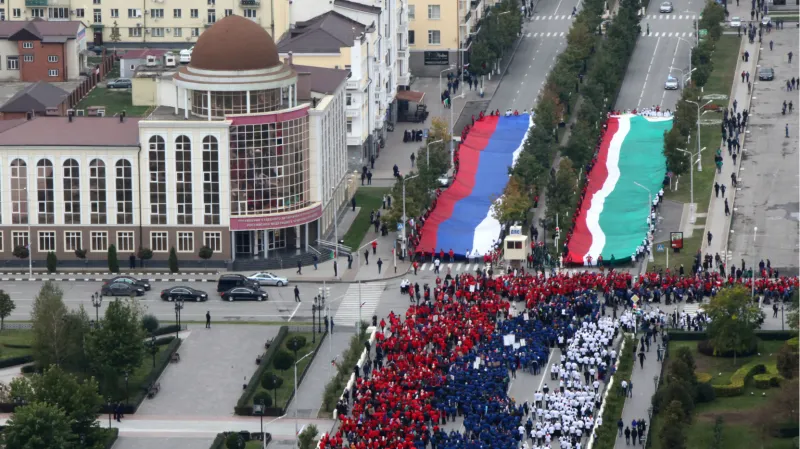 Kadyrov uspořádal Putinovi k narozeninám pochod