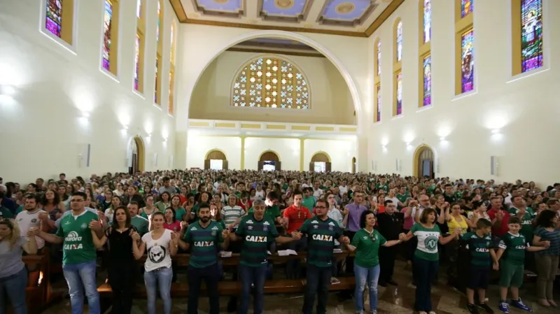 Fanoušci klubu Chapecoense na mši za oběti nehody