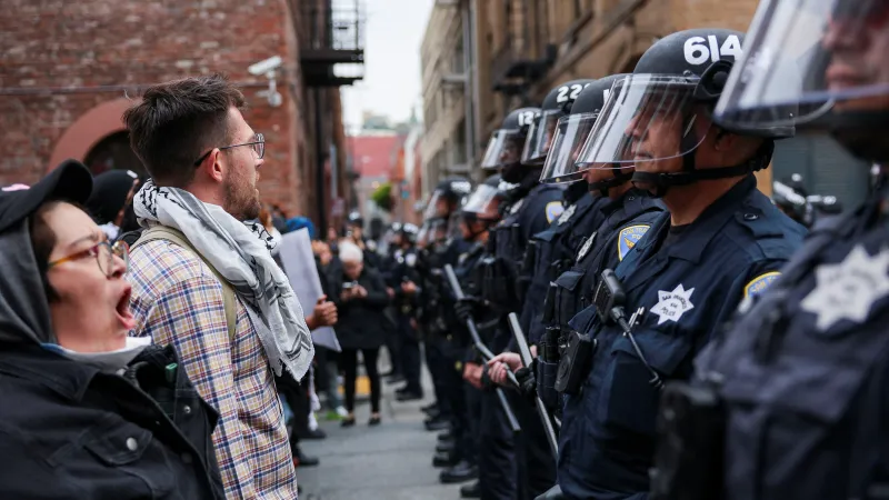 Lidé protestují proti imigračním kontrolám u budovy Úřadu pro imigraci a cla (ICE) v San Franciscu