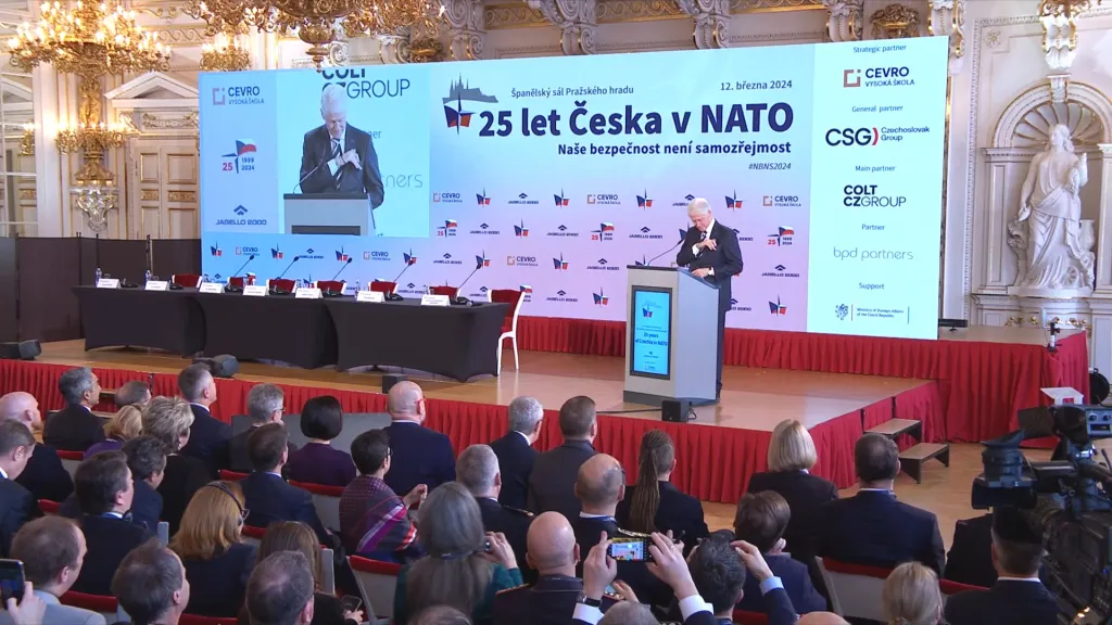 Čtvrtstoletí Česka v NATO připomněla konference na Hradě, nad Prahou  proletěly stíhačky — ČT24 — Česká televize