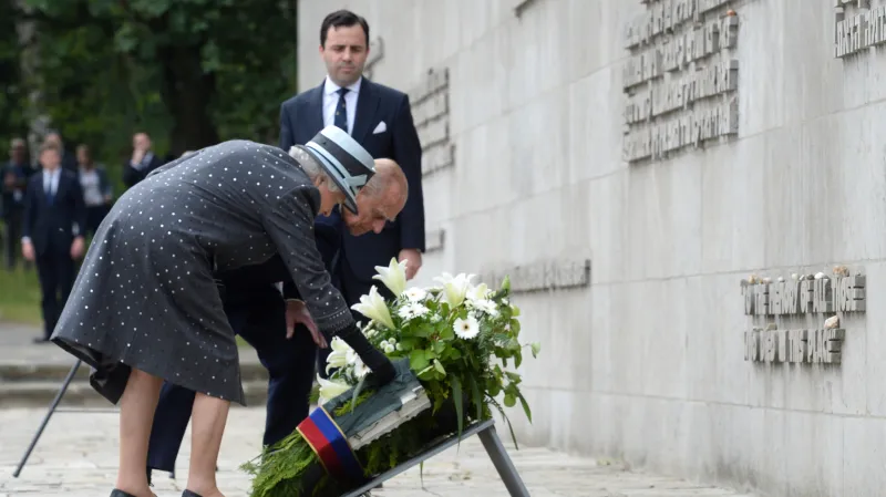 Britský královský pár při návštěvě koncentračního tábora Bergen-Belsen