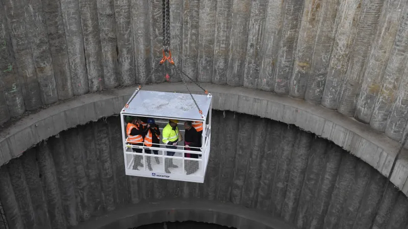 Páter Vojtěch Eliáš (vpravo) a vedoucí projektového týmu Hochtief CZ Radek Kozubík při svěcení a uložení sošky svaté Barbory k doplňkovému geologickému průzkumu trasy metra D