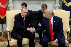 Erdogan má skvělý vztah s Kurdy, myslí si Trump po schůzce s tureckým prezidentem