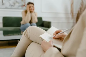 Úzkost z nejisté doby sílí, potvrzují terapeuti