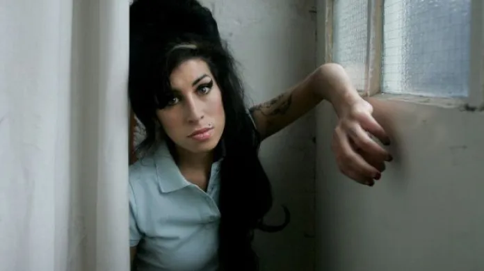 Příčina smrti Amy Winehouseové se stále zjišťuje