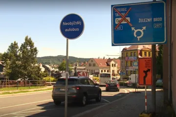 Dopravu na příjezdu do Jablonce nad Nisou od Prahy komplikuje oprava křižovatky