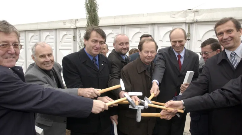 Na základní kámen krušnohorského úseku v r. 2004 poklepali tehdejší (zleva) ekonomicko-správní ředitel Skanska Dálniční stavby Petr Obst, náměstek ředitele Státního fondu dopravní infrastruktury Jiří Novák, hejtman Ústeckého kraje Jiří Šulc, náměstek ministra dopravy Jiří Kubínek, generální ředitel Staveb silnic a železnic Bořivoj Kačena, primátor města Ústí nad Labem Petr Gandalovič, generální ředitel Ředitelství silnic a dálnic ČR Petr Laušman a obchodní ředitel Metrostavu Pavel Pilát