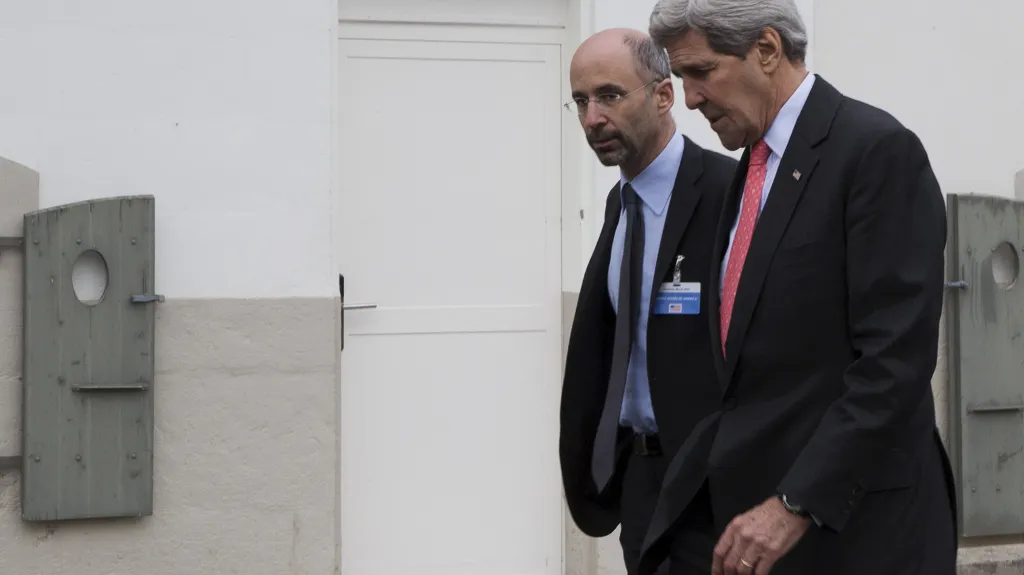 Robert Malley (vzadu) a bývalý americký ministr zahraničí John Kerry