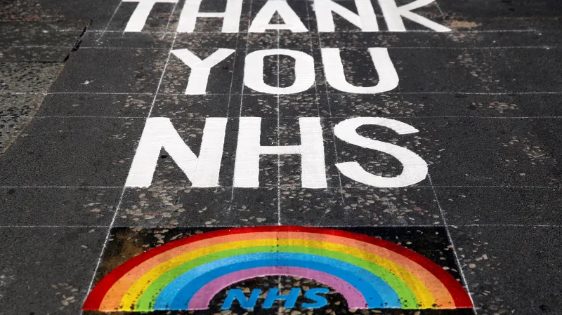 Vzkaz pro zdravotníky před univerzitní nemocnicí v Liverpoolu